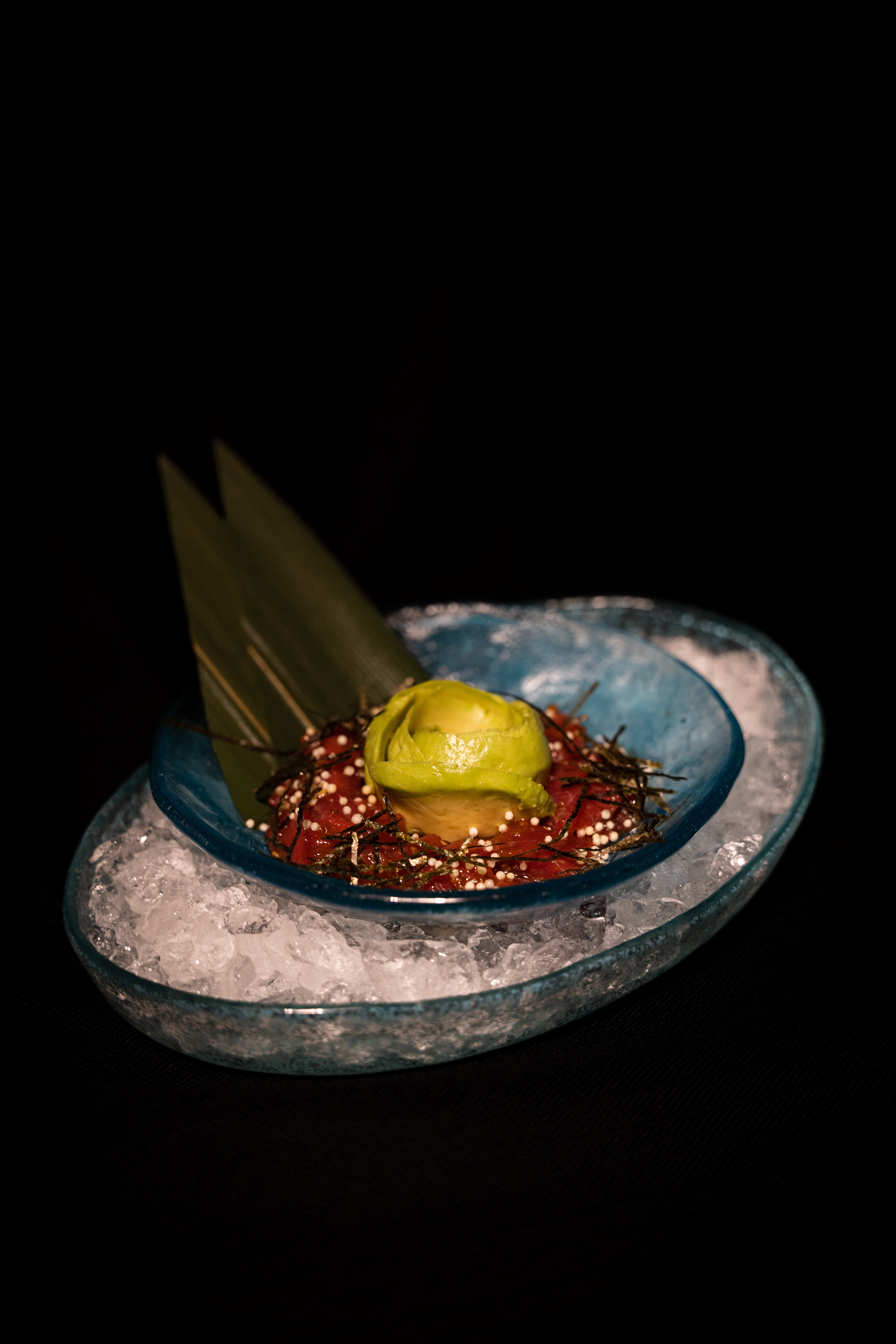 Tartar de atún rojo salvaje macerado con flor de aguacate